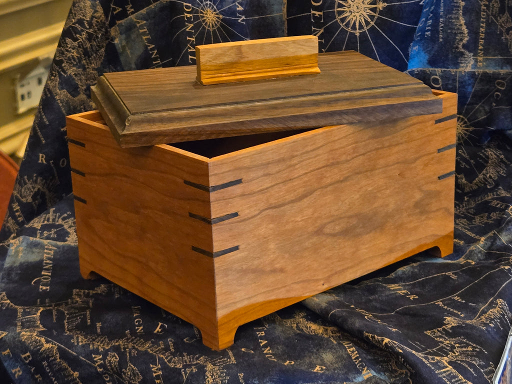 Beautiful Box with little feet and a nested lid