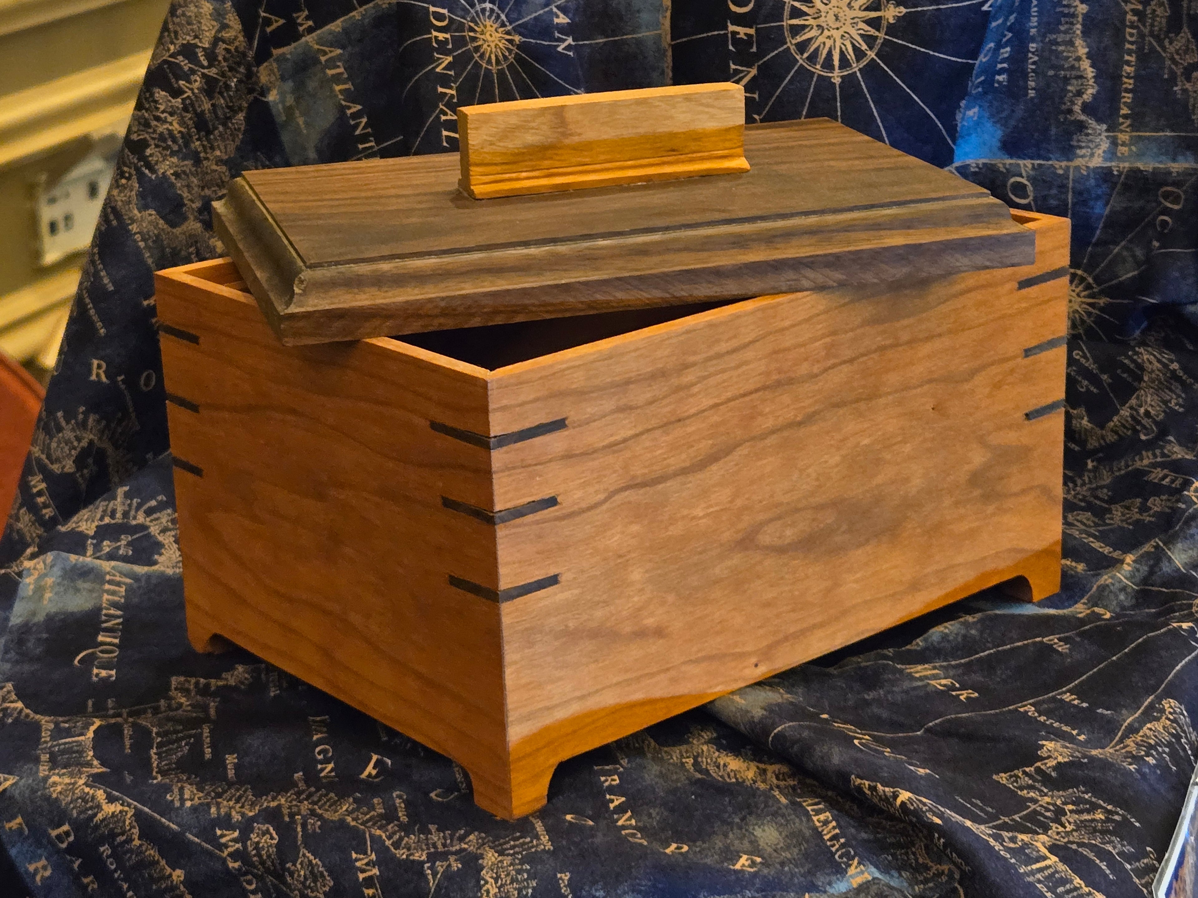 Beautiful Box with little feet and a nested lid