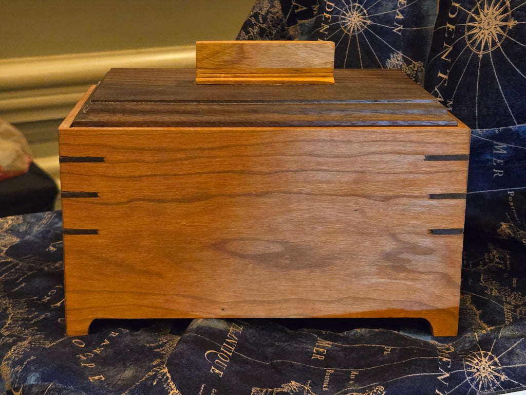 Beautiful Box with little feet and a nested lid